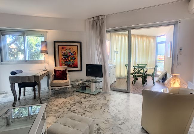 Appartement à Cannes - A 2 pas des plages du Midi, terrasse, 252L/BOU Appartement à Cannes - A 2 pas des plages du Midi, terrasse, 252L/BOU
