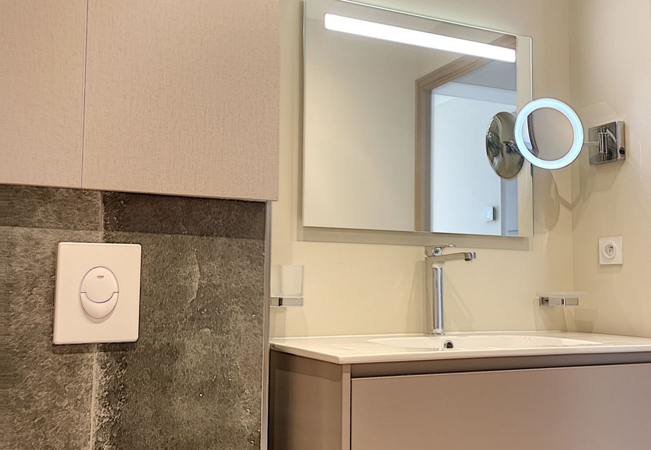 Appartement à Cannes - Superbe 3 pièces front de mer  303L/MEGR Appartement à Cannes - Superbe 3 pièces front de mer  303L/MEGR