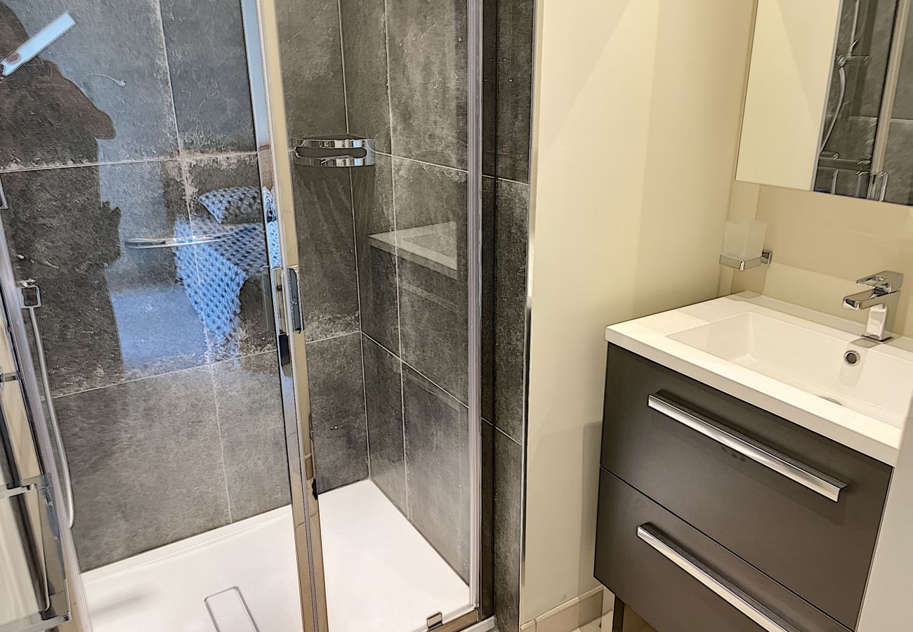 Appartement à Cannes - Superbe 3 pièces front de mer  303L/MEGR Appartement à Cannes - Superbe 3 pièces front de mer  303L/MEGR