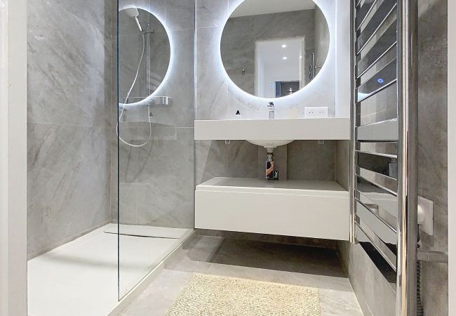 Appartement à Cannes - Superbes prestations terrasse piscine mer  350L /C Appartement à Cannes - Superbes prestations terrasse piscine mer  350L /C